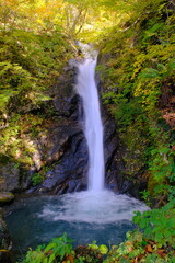 長野県の秋山郷にある大瀬の滝と紅葉