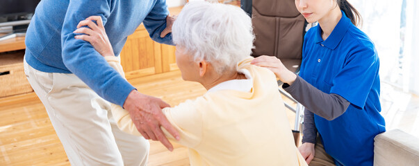 男性からの介護を怖がるシニア女性