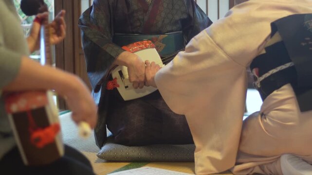 三味線を弾く女性