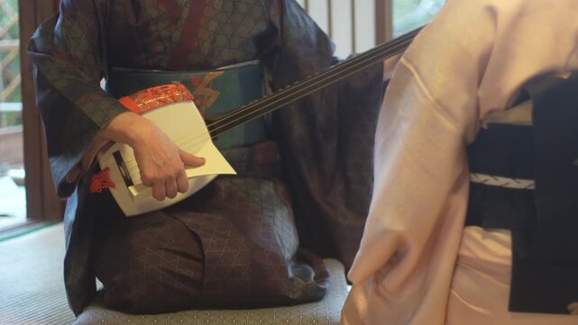 三味線を弾く女性