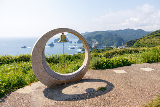 公園のある丘の頂上にある展望台には、月をモチーフにした直径2mの御影石の丸い彫刻が置かれている。
あいあい岬とユウスゲ公園のドローン撮影。
ユウスゲ公園には標高100mを超える岬の断崖の上にある。頂上の展望台からは太平洋が一望できる。
秋には貴重なユウスゲ（ワスレグサ科）が斜面を埋め尽くすように咲く。
あいあい岬の突端には夕陽の海を見渡すカフェがある。
静岡県伊豆半島賀茂郡南伊豆町-2025年
