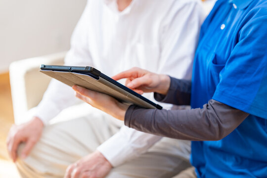 在宅介護サービスの説明を受ける高齢者