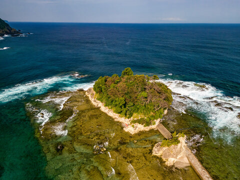 尾ヶ崎ウイングから見る下田の海。
高さ80mの断崖絶壁に展望台が設けられている。
眼下には白浜坂戸海岸があり、沖に小さな竜宮島が浮かんでいる。
竜宮島には白嶋神社の赤い鳥居が見える。
許可を得てドローンで空中撮影をしている。
日本国静岡県下田市-2025
