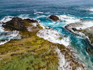 尾ヶ崎ウイングから見る下田の海。
高さ80mの断崖絶壁に展望台が設けられている。
眼下には白浜坂戸海岸があり、沖に小さな竜宮島が浮かんでいる。
竜宮島には白嶋神社の赤い鳥居が見える。
許可を得てドローンで空中撮影をしている。
日本国静岡県下田市-2025
