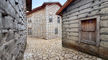 The popular tourist houses known as Button Houses are distinguished by their exquisite stonework and beautiful wood.
