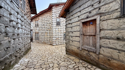 The popular tourist houses known as Button Houses are distinguished by their exquisite stonework and beautiful wood.
