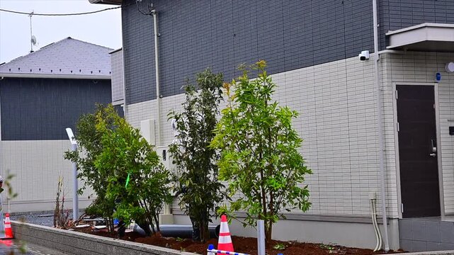 建築現場の植栽工事で働く人