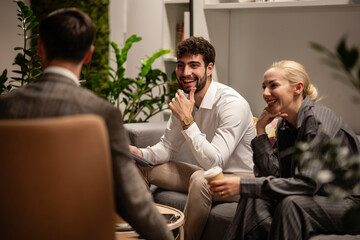 Obraz premium Business people having informal meeting and collaborating