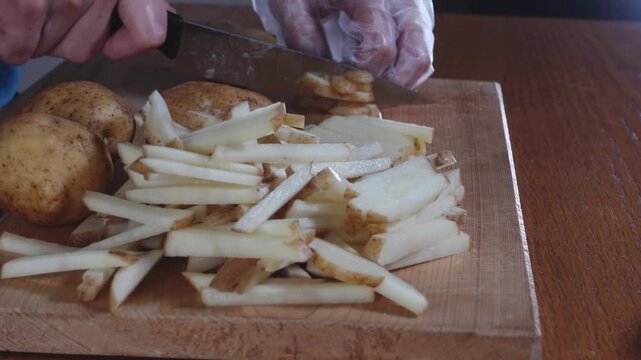 ジャガイモを包丁で切る