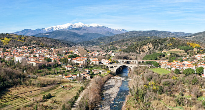 Panorama de C&eacute;ret et du tech dans les pyr&eacute;n&eacute;es orientales en r&eacute;gion occitanie (66400) France	