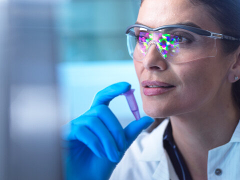 Lab scientist studying molecular structure innovation in pharmaceutical research