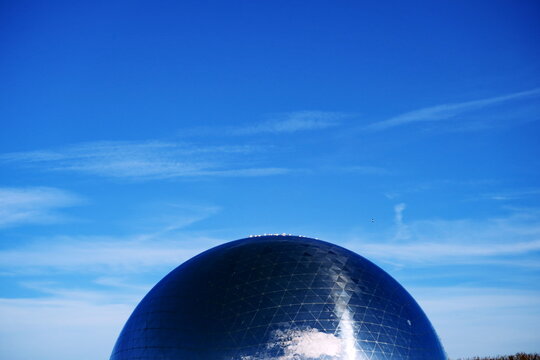 La G&eacute;ode. (Architecte Adrien Fainsilber, inaugur&eacute;e en 1985). Parc de la Villette, Paris. Janvier 2026. 