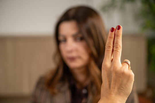 Visual eye movement stimulation applied in EMDR sessions to assist memory reprocessing and emotional regulation. Highlights precise guidance and clinical safety.