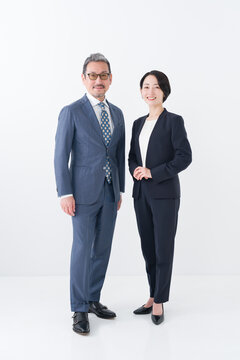 笑顔のビジネスマン男女