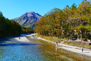 秋の上高地より焼岳を望む。松本、長野、日本。10月下旬。
