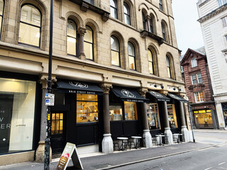 Naklejka premium Bold Street Coffee on historic Manchester street front with outdoor seating and urban charm