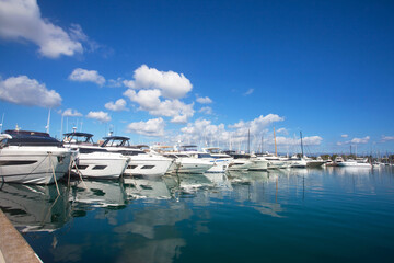 Lazurowe morze, port, widok na Alpy, Alpy Nadmorskie, Antibes, Francja, Azure sea, harbor, view of the Alps, Antibes, France © 123108 Aneta