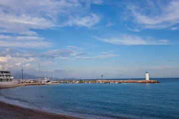 Lazurowe morze, plaża i widok na Alpy, Villeneuve-Loubet, Francja, Lazurowe Wybrzeże. Azure sea, beach and view of the Alps, Villeneuve-Loubet, France, Cote d'Azur