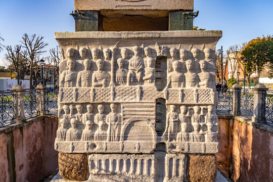 Marmorsockel des alt&auml;gyptischen Obelisk des Theodosius oder Obelisk von Istanbul mit Reliefs auf dem Hippodrom in Istanbul, T&uuml;rkei  