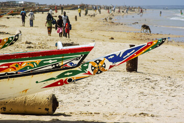 Pirogues de pêche sur une plage au Sénégal © PPJ
