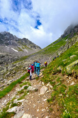 Obraz premium Wanderweg von der Pizolhütte zum Wildsee (5-Seen-Wanderroute) im Pizolmassiv, Kanton St. Gallen, Schweiz
