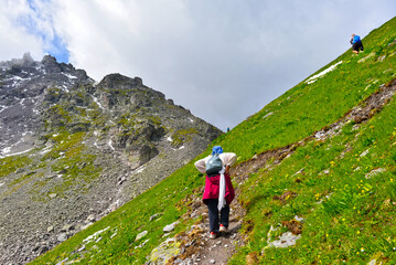 Fototapeta premium Wanderweg von der Pizolhütte zum Wildsee (5-Seen-Wanderroute) im Pizolmassiv, Kanton St. Gallen, Schweiz