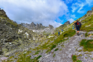 Fototapeta premium Wanderweg von der Pizolhütte zum Wildsee (5-Seen-Wanderroute) im Pizolmassiv, Kanton St. Gallen, Schweiz