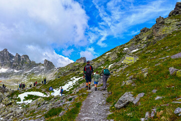 Obraz premium Wanderweg von der Pizolhütte zum Wildsee (5-Seen-Wanderroute) im Pizolmassiv, Kanton St. Gallen, Schweiz