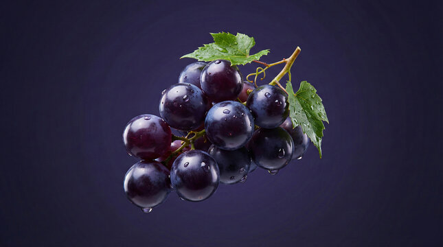 Cacho de Uvas Roxas Frescas em Fundo Roxo Vibrante