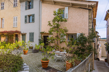 Obraz premium Dans les rues du village médiéval de Mougins sur la Côte d'Azur en France