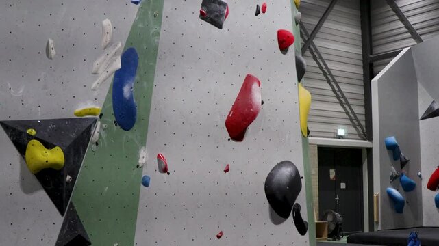 Short video of an indoor boulder hall.