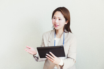 タブレットを使って打ち合わせするビジネスウーマン
Businesswoman having a meeting using a tablet