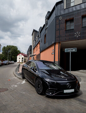 black mercedes-benz eqs 580 4matic