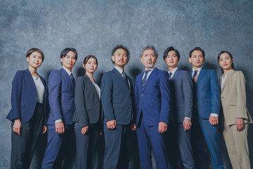 スーツを着た様々な世代の男女