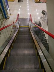 商業施設やショッピングモールにある少し古いイメージのエスカレーター