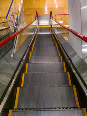 商業施設やショッピングモールにある少し古いイメージのエスカレーター