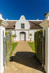 Naklejka premium Winery mansion surrounded by greenery in South Africa