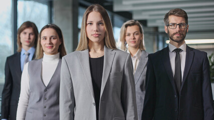 Obraz premium A group of people dressed in business attire stand together