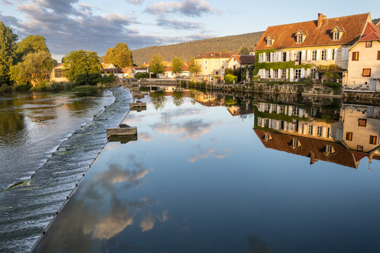 Quingey est une commune fran&ccedil;aise le long de la Loue situ&eacute;e dans le d&eacute;partement du Doubs, en r&eacute;gion Bourgogne-Franche-Comt&eacute;.