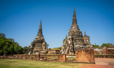 Obraz premium Historic Buddhist stupas and brick ruins in ancient temple complex