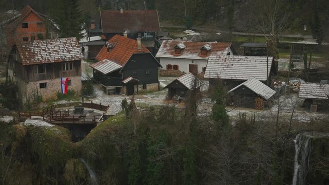 雪化粧の渓流と滝 クロアチア、ラストケ