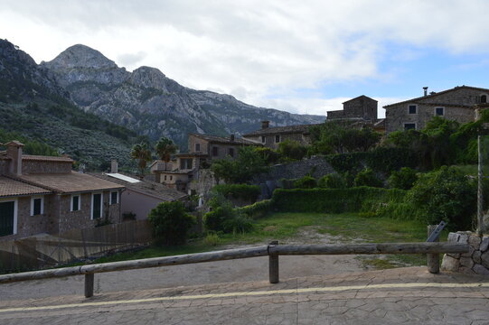 Vista da hist&oacute;rica da Vila de Valldemossa na Serra de Tramuntana na Ilha de Maiorca na Espanha