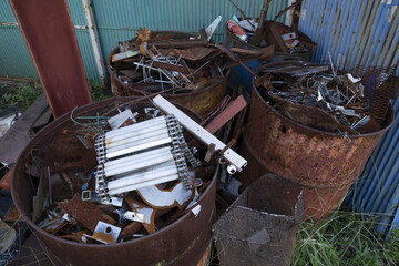 鉄工所のゴミ捨て場,鉄屑置き場、産業廃棄物,錆びて打ち捨てられた鉄のゴミ、