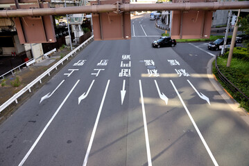 汐留の首都高速の下道の方向指示と差し込む日差し