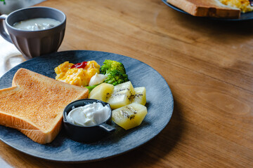 朝食セットのテーブル
