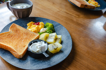 木のテーブルの朝食