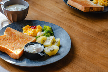 朝食プレートのテーブルフォト