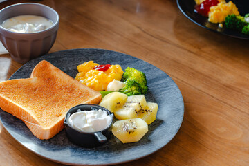 キウイとトーストの朝食