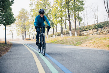Obraz premium Riding bike at the city greeway