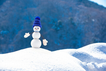 雪山と雪だるま